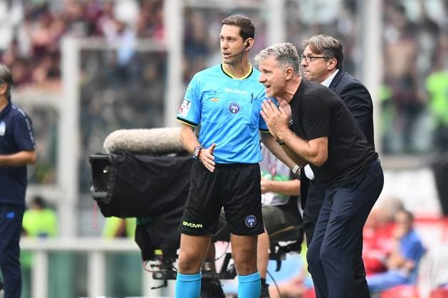 Torino™s head coach Marco Baroni protest whit 4th man during the Serie A soccer match between Torino and Atalanta at the Stadio Olimpico Grande Torino in Turin, north west Italy - Sunday, September 21, 2025. - Soccer.  Copyright: xAlbertoxGandolfo LaPressex