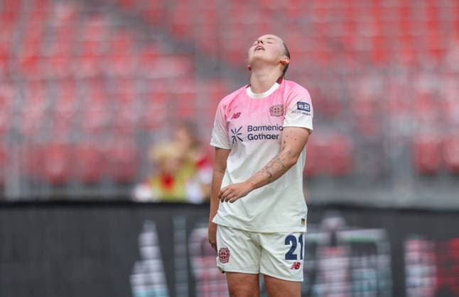 DEU, Nürnberg, FC Nürnberg vs Bayer Leverkusen, Google Pixel Bundesliga, DFB, Saison 2526, Max-Morlock-Stadion, 3. Spieltag, im Bild: Frust bei Vanessa Fudalla (Bayer Leverkusen 21) nach dem Spiel in Nürnberg, Enttäuschung DFB DFL REGULATIONS PROHIBIT ANY USE OF PHOTOGRAPHS AS IMAGE SEQUENCES AND OR QUASI-VIDEO, 21.09.2025, Copyright: HMBxMedia HendrikxHamelau