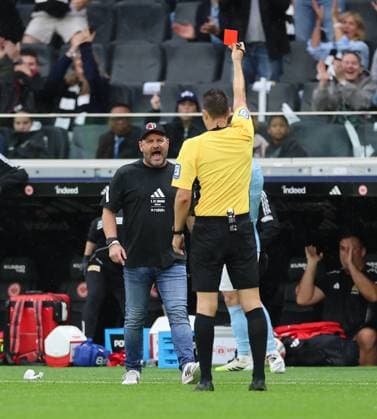 21.09.2025, Fussball Bundesliga, Eintracht Frankfurt - 1. FC Union Berlin, v.l., Schiedsrichter Sven Jablonski zeigt Trainer Steffen Baumgart (1. FC Union Berlin) die Rote Karte, red card for, Platzverweis, Game Misconduct DFL DFB REGULATIONS PROHIBIT ANY USE OF PHOTOGRAPHS AS IMAGE SEQUENCES AND OR QUASI-VIDEO. xdcx *** 21 09 2025, Soccer Bundesliga, Eintracht Frankfurt 1 FC Union Berlin, v l , Referee Sven Jablonski shows coach Steffen Baumgart 1 FC Union Berlin the red card, red card for, sending off, Game Misconduct DFL DFB REGULATIONS PROHIBIT ANY USE OF PHOTOGRAPHS AS IMAGE SEQUENCES AND OR QUASI VIDEO xdcx Copyright: HMBxMedia Claus