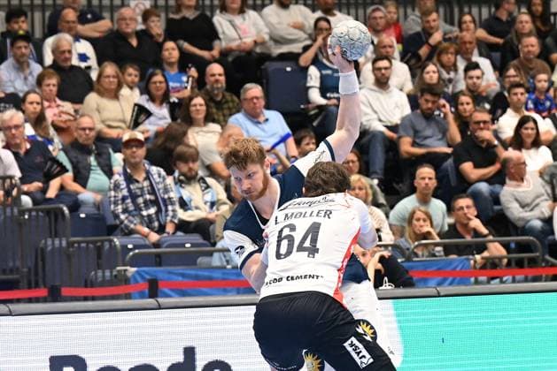 DAIKIN 1.Handball - Bundesliga - 25 26 - 5. Spieltag: Bergischer HC - SG Flensburg-Handewitt am 21.09.2025 in der Mitsubishi Electric Halle in Düsseldorf Johannes Wasielewski ( 77 Bergischer HC) gegen Lasse Moller ( 64 SG Flensburg-Handewitt)