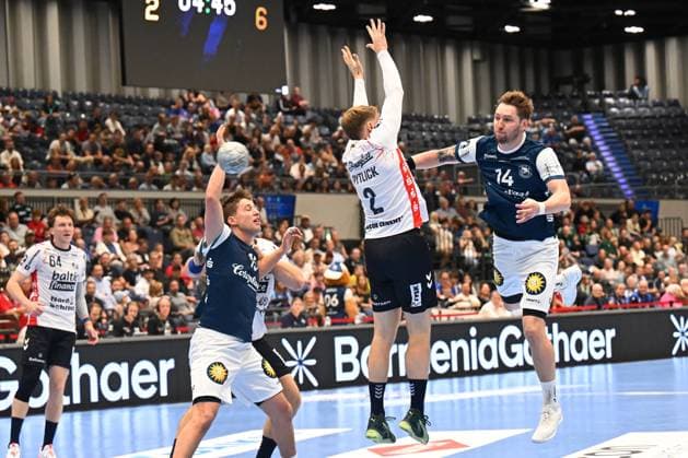 DAIKIN 1.Handball - Bundesliga - 25 26 - 5. Spieltag: Bergischer HC - SG Flensburg-Handewitt am 21.09.2025 in der Mitsubishi Electric Halle in Düsseldorf Gerdas Babarkas ( 14 Bergischer HC) mit dem Sprungwurf vorbei an Simon Pitlick ( 2 SG Flensburg-Handewitt)