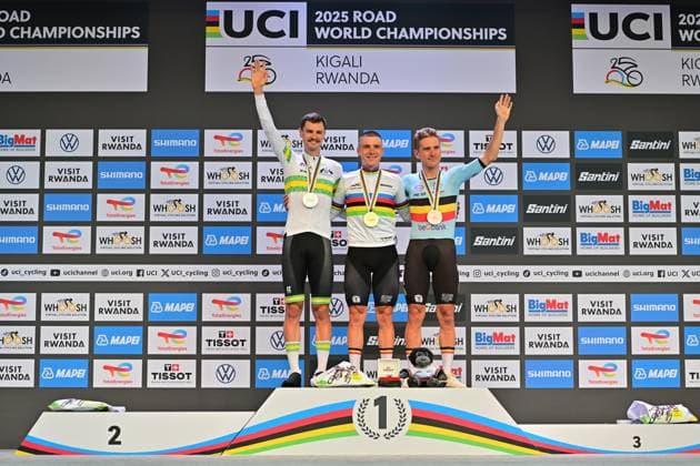 EVENEPOEL Remco ,VINE Jay, VAN WILDER Ilan ITT UCI Road World Championships 2025 Remco EVENEPOEL (Belgien) gewinnt Einzelzeitfahren Männer Elite Straßen-Weltmeisterschaft im Radsport 2025 vor VINE Jay (Australia) und VAN WILDER Ilan (Belgium) Road World Championships 2025 UCI Cycling WM 40,6 km Kigali, Ruanda, World Championships WE - ITT (WC). 21.09.2025