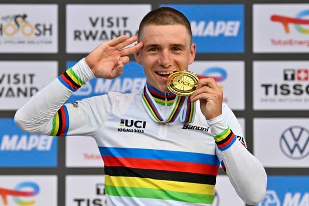 UCI 2025 Road World Championship, WM, Weltmeisterschaft Kigali 21 09 2025 KIGALI, RWANDA - SEPTEMBER 21 : Evenepoel Remco (BEL) gold medal pictured during the podium ceremony of the Men Elite Individual Time Trial of the UCI Road World Championships 2025 92nd edition an UCI World Championships cycling race of 40.6 km with start in Kigali and finish in Kigali on September 21, 2025 in Kigali, Rwanda, 21 09 2025 Kigali Rwanda  Copyright: xJanxDexMeuleneirx