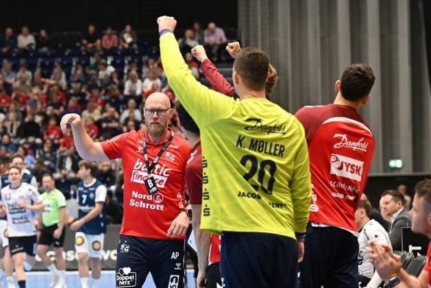 DAIKIN 1.Handball - Bundesliga - 25 26 - 5. Spieltag: Bergischer HC - SG Flensburg-Handewitt am 21.09.2025 in der Mitsubishi Electric Halle in Düsseldorf Die Bank um AleÅ¡ PajoviÄ‡ (Trainer SG Flensburg-Handewitt) hatte in der 1. Halbzeit oft Grund zum Jubel