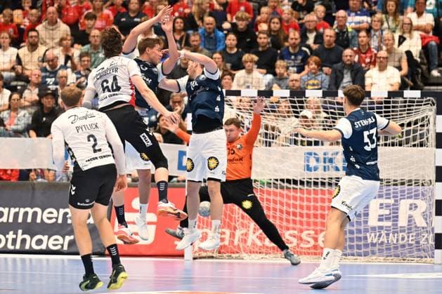 DAIKIN 1.Handball - Bundesliga - 25 26 - 5. Spieltag: Bergischer HC - SG Flensburg-Handewitt am 21.09.2025 in der Mitsubishi Electric Halle in Düsseldorf Lasse Moller ( 64 SG Flensburg-Handewitt) erfolgreich mit einem Sprungwurf