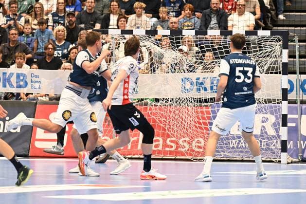 DAIKIN 1.Handball - Bundesliga - 25 26 - 5. Spieltag: Bergischer HC - SG Flensburg-Handewitt am 21.09.2025 in der Mitsubishi Electric Halle in Düsseldorf Lasse Moller ( 64 SG Flensburg-Handewitt) erfolgreich mit einem Sprungwurf