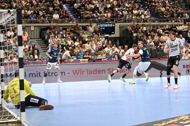 DAIKIN 1.Handball - Bundesliga - 25 26 - 5. Spieltag: Bergischer HC - SG Flensburg-Handewitt am 21.09.2025 in der Mitsubishi Electric Halle in Düsseldorf Parade von Torhüter Benjamin BuriÄ‡ ( 1 SG Flensburg-Handewitt) gegen Nico Schöttle ( 8 Bergischer HC)