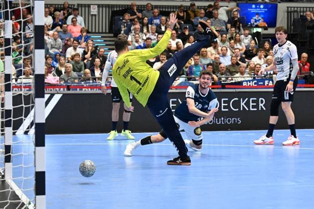 DAIKIN 1.Handball - Bundesliga - 25 26 - 5. Spieltag: Bergischer HC - SG Flensburg-Handewitt am 21.09.2025 in der Mitsubishi Electric Halle in Düsseldorf Yannik Fraatz ( 18 Bergischer HC) überwindet Torhüter Benjamin BuriÄ‡ ( 1 SG Flensburg-Handewitt) vom Kreis