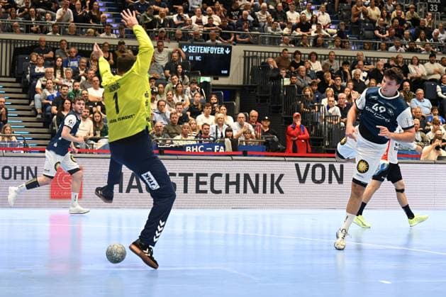 DAIKIN 1.Handball - Bundesliga - 25 26 - 5. Spieltag: Bergischer HC - SG Flensburg-Handewitt am 21.09.2025 in der Mitsubishi Electric Halle in Düsseldorf Parade von Torhüter Benjamin BuriÄ‡ ( 1 SG Flensburg-Handewitt) gegen Aron Seesing ( 49 Bergischer HC)
