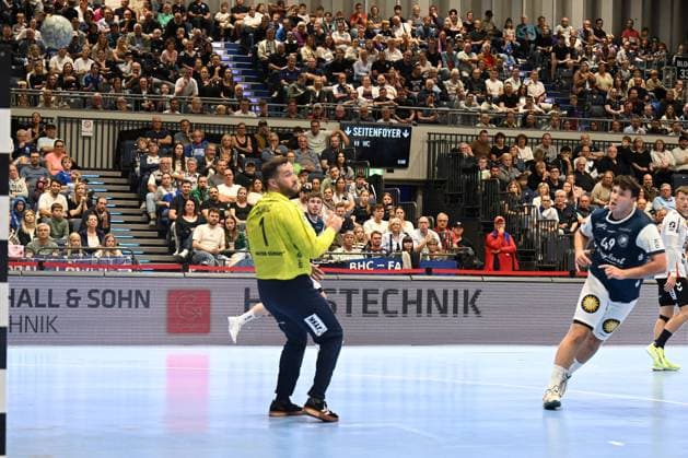 DAIKIN 1.Handball - Bundesliga - 25 26 - 5. Spieltag: Bergischer HC - SG Flensburg-Handewitt am 21.09.2025 in der Mitsubishi Electric Halle in Düsseldorf Parade von Torhüter Benjamin BuriÄ‡ ( 1 SG Flensburg-Handewitt) gegen Aron Seesing ( 49 Bergischer HC)