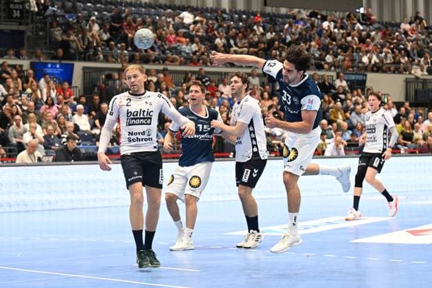 DAIKIN 1.Handball - Bundesliga - 25 26 - 5. Spieltag: Bergischer HC - SG Flensburg-Handewitt am 21.09.2025 in der Mitsubishi Electric Halle in Düsseldorf Eloy Morante Maldonado ( 33 Bergischer HC) mit einem Sprungwurf