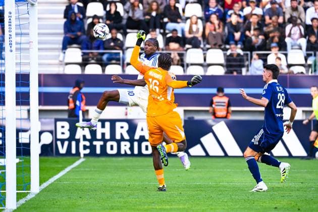 FOOTBALL : Paris FC vs Strasbourg - Ligue 1 - 21 09 2025 Emanuel EMEGHA ( 10 - Strasbourg ) and Obed Nkambadio ( 16 - PFC ) during the Ligue 1 match between Paris FC and RC Strasbourg Alsace at Stade Jean Bouin on September 21, 2025 in Paris, France. ( Photo by Federico Pestellini PsnewZ ) - ParisFrance  Copyright: xFedericoxPestellinix