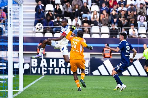 FOOTBALL : Paris FC vs Strasbourg - Ligue 1 - 21 09 2025 Emanuel EMEGHA ( 10 - Strasbourg ) and Obed Nkambadio ( 16 - PFC ) during the Ligue 1 match between Paris FC and RC Strasbourg Alsace at Stade Jean Bouin on September 21, 2025 in Paris, France. ( Photo by Federico Pestellini PsnewZ ) - ParisFrance  Copyright: xFedericoxPestellinix
