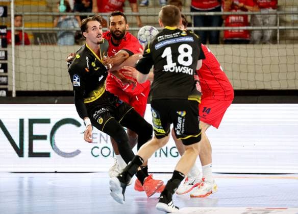 21.09.2025, Deutschland, Bietigheim, Handball 2. Bundesliga, SG BBM Bietigheim vs. HSC 2000 Coburg, v.l. Mikael Helmersson (HSC), Djibril M Bengue (BBM), Arkadiusz Ossowski (HSC), Fynn-Luca Nicolaus (BBM)