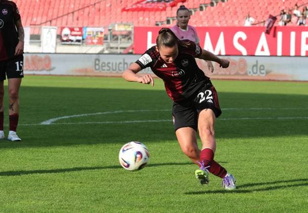 21.09.2025 - Fussball - Saison 2025 2026 - 1. Google Pixel Frauen Bundesliga - 03. Spieltag: 1. FC Nürnberg FCN ( Club Clubfrauen ) - Bayer 04 Leverkusen - Sportfoto Zink DaMa - xdaxma - Julia Pollak (22, 1. FC Nürnberg FCN ) klärt Ball