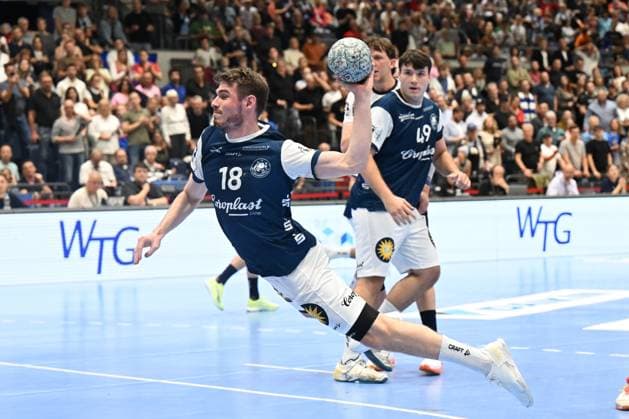 DAIKIN 1.Handball - Bundesliga - 25 26 - 5. Spieltag: Bergischer HC - SG Flensburg-Handewitt am 21.09.2025 in der Mitsubishi Electric Halle in Düsseldorf Yannik Fraatz ( 18 Bergischer HC) setzt sich am Kreis durch