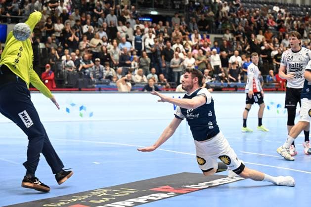 DAIKIN 1.Handball - Bundesliga - 25 26 - 5. Spieltag: Bergischer HC - SG Flensburg-Handewitt am 21.09.2025 in der Mitsubishi Electric Halle in Düsseldorf Yannik Fraatz ( 18 Bergischer HC) setzt sich am Kreis durch und überwindet Torhüter Benjamin BuriÄ‡ ( 1 SG Flensburg-Handewitt)