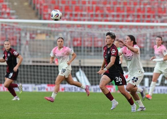 21.09.2025 - Fussball - Saison 2025 2026 - 1. Google Pixel Frauen Bundesliga - 03. Spieltag: 1. FC Nürnberg FCN ( Club Clubfrauen ) - Bayer 04 Leverkusen - Sportfoto Zink DaMa - xdaxma - Aneta Polaskova (26, 1. FC Nürnberg FCN ) Ruby Grant (22, Bayer 04 Leverkusen )
