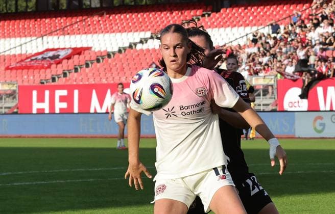 21.09.2025 - Fussball - Saison 2025 2026 - 1. Google Pixel Frauen Bundesliga - 03. Spieltag: 1. FC Nürnberg FCN ( Club Clubfrauen ) - Bayer 04 Leverkusen - Sportfoto Zink DaMa - xdaxma - Valentina Mädl Maedl (17, Bayer 04 Leverkusen ) Julia Pollak (22, 1. FC Nürnberg FCN )