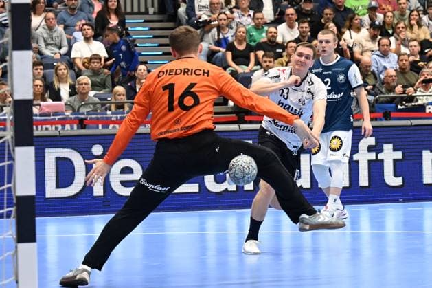 DAIKIN 1.Handball - Bundesliga - 25 26 - 5. Spieltag: Bergischer HC - SG Flensburg-Handewitt am 21.09.2025 in der Mitsubishi Electric Halle in Düsseldorf Domen Novak ( 63 SG Flensburg-Handewitt) erfolgreich gegen Torhüter Lukas Diedrich ( 16 Bergischer HC)