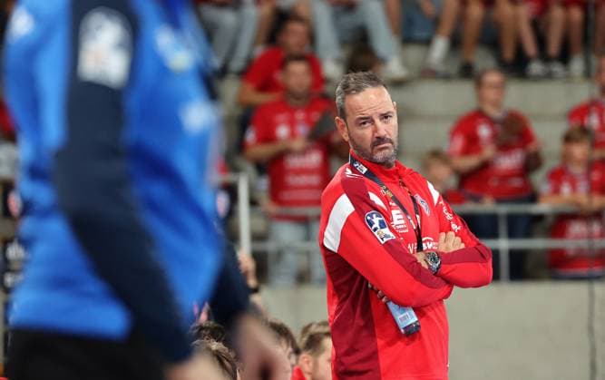 21.09.2025, Deutschland, Bietigheim, Handball 2. Bundesliga, SG BBM Bietigheim vs. HSC 2000 Coburg, BBM Trainer Iker Romero