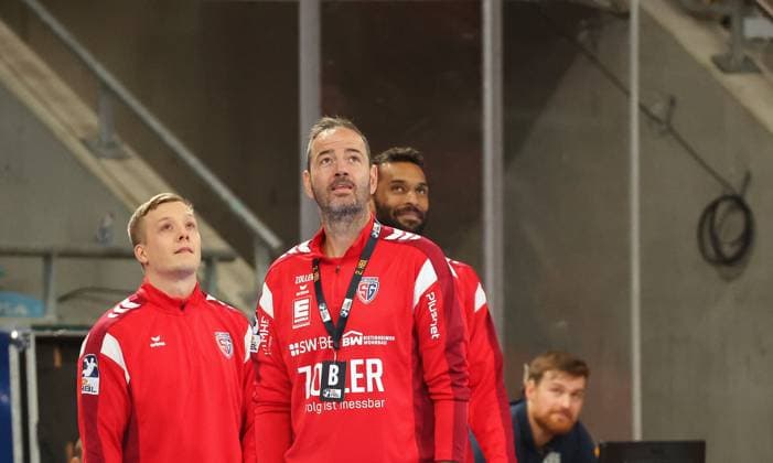 21.09.2025, Deutschland, Bietigheim, Handball 2. Bundesliga, SG BBM Bietigheim vs. HSC 2000 Coburg, v.l. Till Hermann (BBM), BBM Trainer Iker Romero