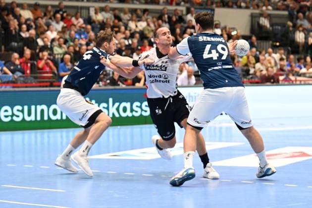 DAIKIN 1.Handball - Bundesliga - 25 26 - 5. Spieltag: Bergischer HC - SG Flensburg-Handewitt am 21.09.2025 in der Mitsubishi Electric Halle in Düsseldorf Gerdas Babarkas ( 14 Bergischer HC) und Aron Seesing ( 49 Bergischer HC) gegen Kent Robin Tonnesen ( 23 SG Flensburg-Handewitt)