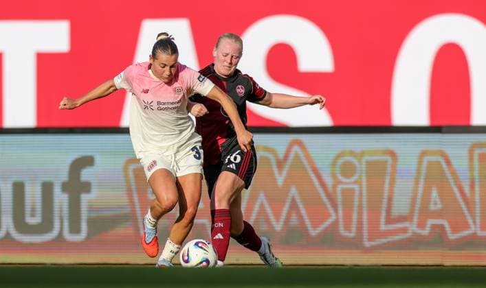 DEU, Nürnberg, FC Nürnberg vs Bayer Leverkusen, Google Pixel Bundesliga, DFB, Saison 2526, Max-Morlock-Stadion, 3. Spieltag, im Bild v.l.n.r: Carlotta Wamser (Bayer Leverkusen 37), Aleigh Gambone (Nürnberg 16) DFB DFL REGULATIONS PROHIBIT ANY USE OF PHOTOGRAPHS AS IMAGE SEQUENCES AND OR QUASI-VIDEO, 21.09.2025, Copyright: HMBxMedia HendrikxHamelau