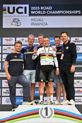 UCI 2025 Road World Championship, WM, Weltmeisterschaft Kigali 21 09 2025 KIGALI, RWANDA - SEPTEMBER 21 : Evenepoel Remco (BEL) celebrates the win with Pauwels Serge (BEL) National coach of the Belgian cycling team - Road Men U23 and Elite, Lodewyck Klaas (BEL) Ass. Sports Director of Soudal - Quick Step during the Men Elite Individual Time Trial of the UCI Road World Championships 2025 92nd edition an UCI World Championships cycling race of 40.6 km with start in Kigali and finish in Kigali on September 21, 2025 in Kigali, Rwanda, 21 09 2025 Kigali Rwanda  Copyright: xJanxDexMeuleneirx