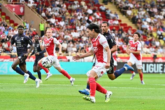 FOOTBALL : MONACO vs METZ - ligue 1 - 21 9 25 Monaco™s midfielder 18 Takumi Minamino passes the ball for scores a goal during the French L1 2025-2026 season football match between AS Monaco and FC Metz at Louis II stadium of Monaco, south France, on September 21, 2025. MONACOMonaco  Copyright: xfredxDIDES psnewzx