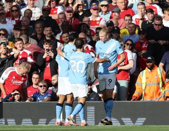 London, England, 21st September 2025. Erling Haaland of Manchester City (r) celebrates the first goal in front of the arsenal fans during the Arsenal vs Manchester City Premier League match at the Emirates Stadium, London. Picture credit should read: David Klein Sportimage EDITORIAL USE ONLY. No use with unauthorised audio, video, data, fixture lists, club league logos or live services. Online in-match use limited to 120 images, no video emulation. No use in betting, games or single club league player publications. SPI_024_DK_Arsenal_Man_City SPI-4152-0024