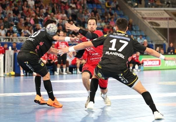 21.09.2025, Deutschland, Bietigheim, Handball 2. Bundesliga, SG BBM Bietigheim vs. HSC 2000 Coburg, v.l. Tin Kontrec (HSC), Dominik Claus (BBM), Nejc Planinsek (HSC)