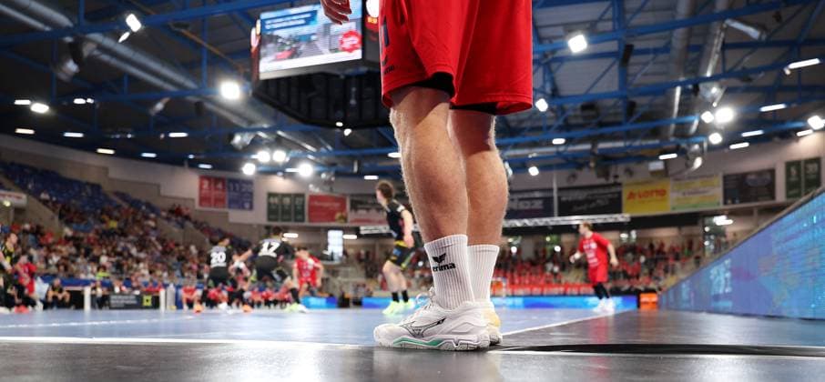 21.09.2025, Deutschland, Bietigheim, Handball 2. Bundesliga, SG BBM Bietigheim vs. HSC 2000 Coburg, Till Hermann (BBM), Beine, Übersicht