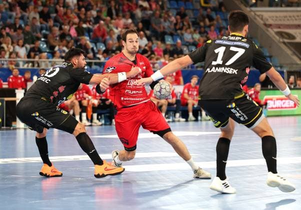 21.09.2025, Deutschland, Bietigheim, Handball 2. Bundesliga, SG BBM Bietigheim vs. HSC 2000 Coburg, v.l. Tin Kontrec (HSC), Dominik Claus (BBM), Nejc Planinsek (HSC)