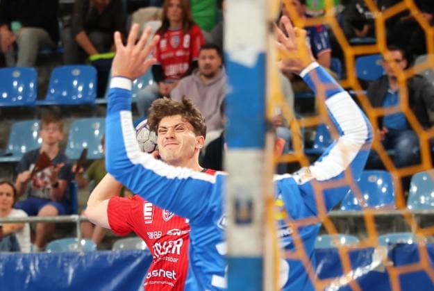 21.09.2025, Deutschland, Bietigheim, Handball 2. Bundesliga, SG BBM Bietigheim vs. HSC 2000 Coburg, v.l. Fynn-Luca Nicolaus (BBM), Petros Boukovinas (HSC)
