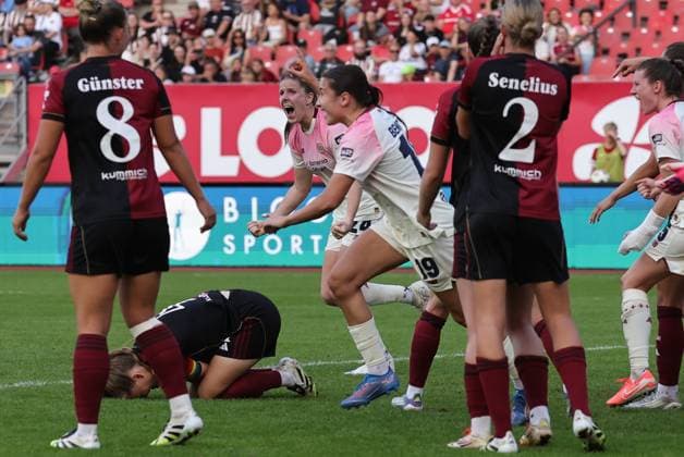 21.09.2025 - Fussball - Saison 2025 2026 - 1. Google Pixel Frauen Bundesliga - 03. Spieltag: 1. FC Nürnberg FCN ( Club Clubfrauen ) - Bayer 04 Leverkusen - Sportfoto Zink DaMa - xdaxma - Jubel Freude Torjubel nach Tor zum 0:1 - Loreen Bender (19, Bayer 04 Leverkusen ) und Mannschaft Team jubelt freut sich - Torschütze: Loreen Bender (19, Bayer 04 Leverkusen )