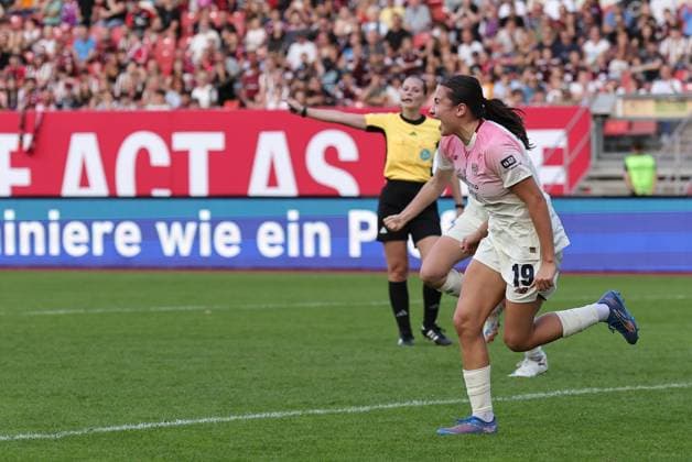 21.09.2025 - Fussball - Saison 2025 2026 - 1. Google Pixel Frauen Bundesliga - 03. Spieltag: 1. FC Nürnberg FCN ( Club Clubfrauen ) - Bayer 04 Leverkusen - Sportfoto Zink DaMa - xdaxma - Jubel Freude Torjubel nach Tor zum 0:1 - Loreen Bender (19, Bayer 04 Leverkusen ) und Mannschaft Team jubelt freut sich - Torschütze: Loreen Bender (19, Bayer 04 Leverkusen )