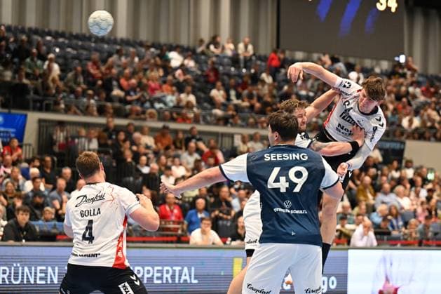 DAIKIN 1.Handball - Bundesliga - 25 26 - 5. Spieltag: Bergischer HC - SG Flensburg-Handewitt am 21.09.2025 in der Mitsubishi Electric Halle in Düsseldorf Sprungwurf von Lasse Moller ( 64 SG Flensburg-Handewitt)