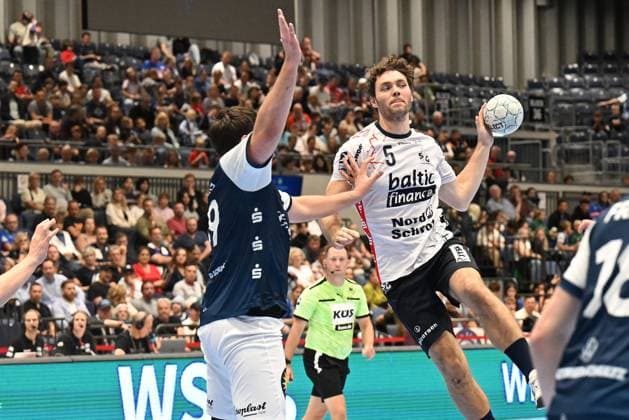 DAIKIN 1.Handball - Bundesliga - 25 26 - 5. Spieltag: Bergischer HC - SG Flensburg-Handewitt am 21.09.2025 in der Mitsubishi Electric Halle in Düsseldorf Tomas Babak ( 19 Bergischer HC) gegen Niclas Kirkelokke ( 5 SG Flensburg-Handewitt)
