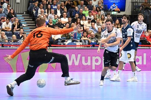 DAIKIN 1.Handball - Bundesliga - 25 26 - 5. Spieltag: Bergischer HC - SG Flensburg-Handewitt am 21.09.2025 in der Mitsubishi Electric Halle in Düsseldorf Aksel Horgen ( 27 SG Flensburg-Handewitt) erfolgreich gegen Torhüter Lukas Diedrich ( 16 Bergischer HC)