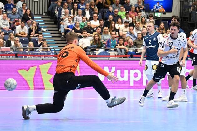 DAIKIN 1.Handball - Bundesliga - 25 26 - 5. Spieltag: Bergischer HC - SG Flensburg-Handewitt am 21.09.2025 in der Mitsubishi Electric Halle in Düsseldorf Aksel Horgen ( 27 SG Flensburg-Handewitt) erfolgreich gegen Torhüter Lukas Diedrich ( 16 Bergischer HC)