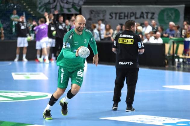 Handball DAIKIN HBL: SC DHfK Leipzig vs. THW Kiel; 21.09.2025 Gut gelaunt zurück: Thomas Oehlrich (10, SC DHfK Leipzig). Handball, DAIKIN HBL, 1. Bundesliga, Saison 2025 2026, 5. Spieltag: SC DHfK Leipzig vs. THW Kiel am 21.09.2025 in der Quarterback Immobilien Arena Leipzig. Copyright: xBEAUTIFULxSPORTS JanxKaeferx