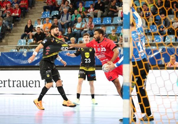 21.09.2025, Deutschland, Bietigheim, Handball 2. Bundesliga, SG BBM Bietigheim vs. HSC 2000 Coburg, v.l. Tin Kontrec (HSC), Djibril M Bengue (BBM), Petros Boukovinas (HSC)