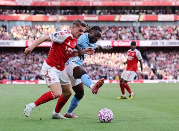 London, England, 21st September 2025. Viktor Gyokeres of Arsenal tackled by Jeremy Doku of Manchester City during the Arsenal vs Manchester City Premier League match at the Emirates Stadium, London. Picture credit should read: David Klein Sportimage EDITORIAL USE ONLY. No use with unauthorised audio, video, data, fixture lists, club league logos or live services. Online in-match use limited to 120 images, no video emulation. No use in betting, games or single club league player publications. SPI_034_DK_Arsenal_Man_City SPI-4152-0029