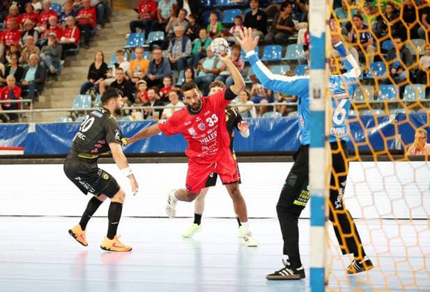 21.09.2025, Deutschland, Bietigheim, Handball 2. Bundesliga, SG BBM Bietigheim vs. HSC 2000 Coburg, v.l. Tin Kontrec (HSC), Djibril M Bengue (BBM), Petros Boukovinas (HSC)