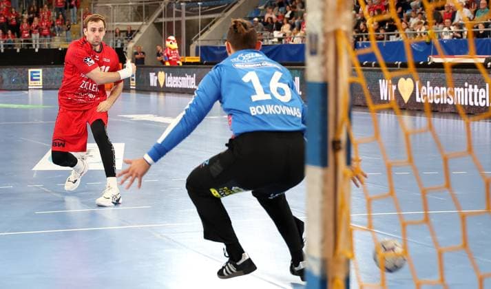 21.09.2025, Deutschland, Bietigheim, Handball 2. Bundesliga, SG BBM Bietigheim vs. HSC 2000 Coburg, v.l. Tom Wolf (BBM), Petros Boukovinas (HSC)