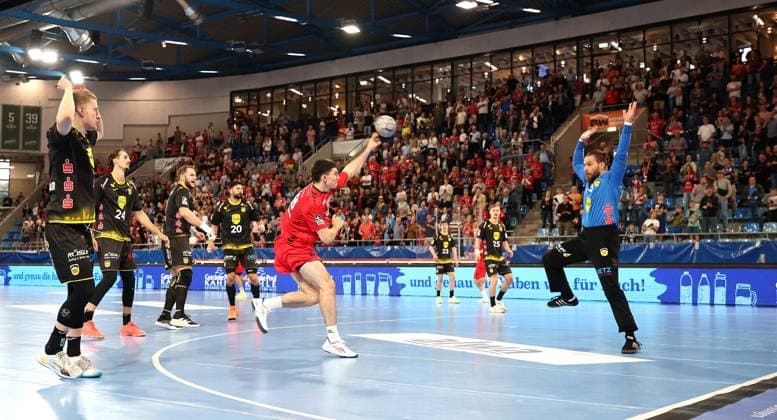 21.09.2025, Deutschland, Bietigheim, Handball 2. Bundesliga, SG BBM Bietigheim vs. HSC 2000 Coburg, v.l. Moritz Strohsack (BBM), Petros Boukovinas (HSC), Übersicht Haupttribüne, Tribüne
