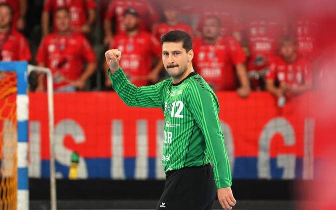 21.09.2025, Deutschland, Bietigheim, Handball 2. Bundesliga, SG BBM Bietigheim vs. HSC 2000 Coburg, Martin Tomovski (BBM) jubelt, Jubel