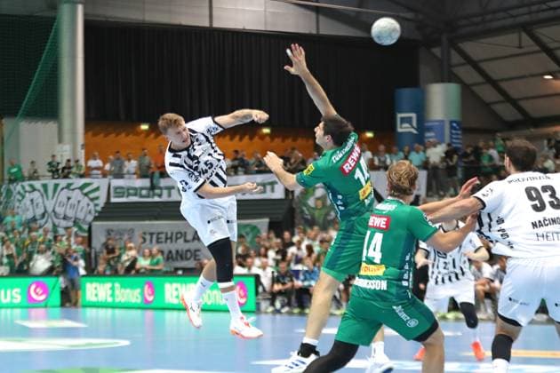 Handball DAIKIN HBL: SC DHfK Leipzig vs. THW Kiel; 21.09.2025 Emil Wernsdorf Madsen (45, THW Kiel) springt und wirft ein Tor. Handball, DAIKIN HBL, 1. Bundesliga, Saison 2025 2026, 5. Spieltag: SC DHfK Leipzig vs. THW Kiel am 21.09.2025 in der Quarterback Immobilien Arena Leipzig. Copyright: xBEAUTIFULxSPORTS JanxKaeferx