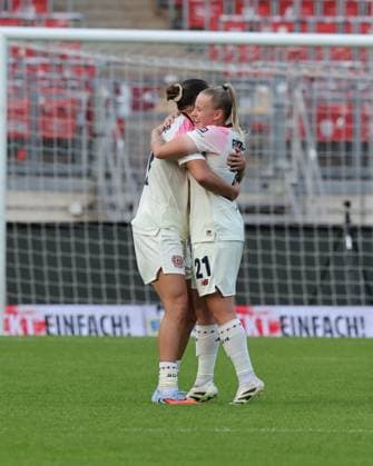 21.09.2025 - Fussball - Saison 2025 2026 - 1. Google Pixel Frauen Bundesliga - 03. Spieltag: 1. FC Nürnberg FCN ( Club Clubfrauen ) - Bayer 04 Leverkusen - Sportfoto Zink DaMa - xdaxma - Jubel Freude nach Spielende - Carlotta Wamser (37, Bayer 04 Leverkusen ) Vanessa Fudalla (21, Bayer 04 Leverkusen )